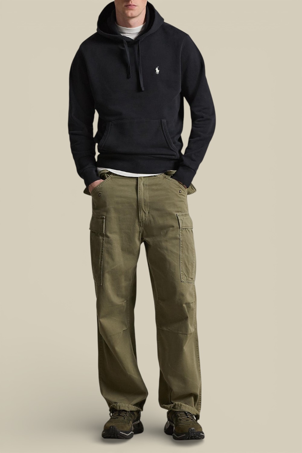 תמונת כל הלוק של קפוצ'ון בגזרה משוחררת